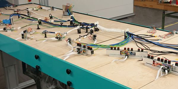 Modularer Montagetisch für die Kabelbaumfertigung